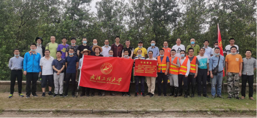 (图为武汉工程大学25日值守人员交代班合影)